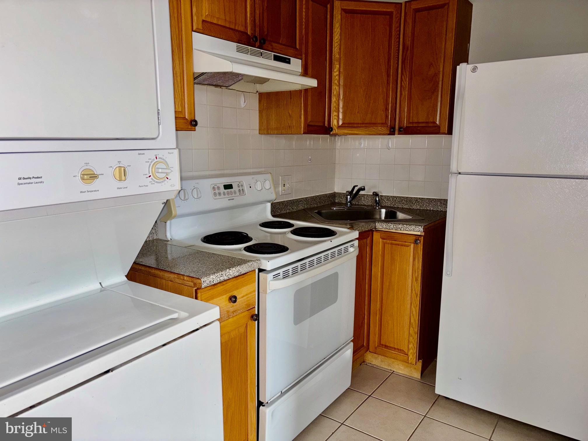 PORT RICHMOND - Residential Lease