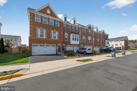 Townhouse For Sale - 25759 Double Bridle Terrace<br/> Loudoun County, ALDIE, VA 20105