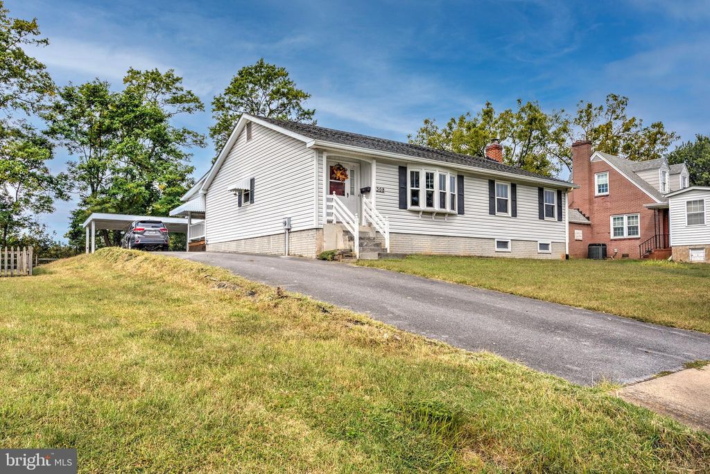 Photo of 308 Downing Street, FRONT ROYAL, VA 22630 (MLS # VAWR2012346)