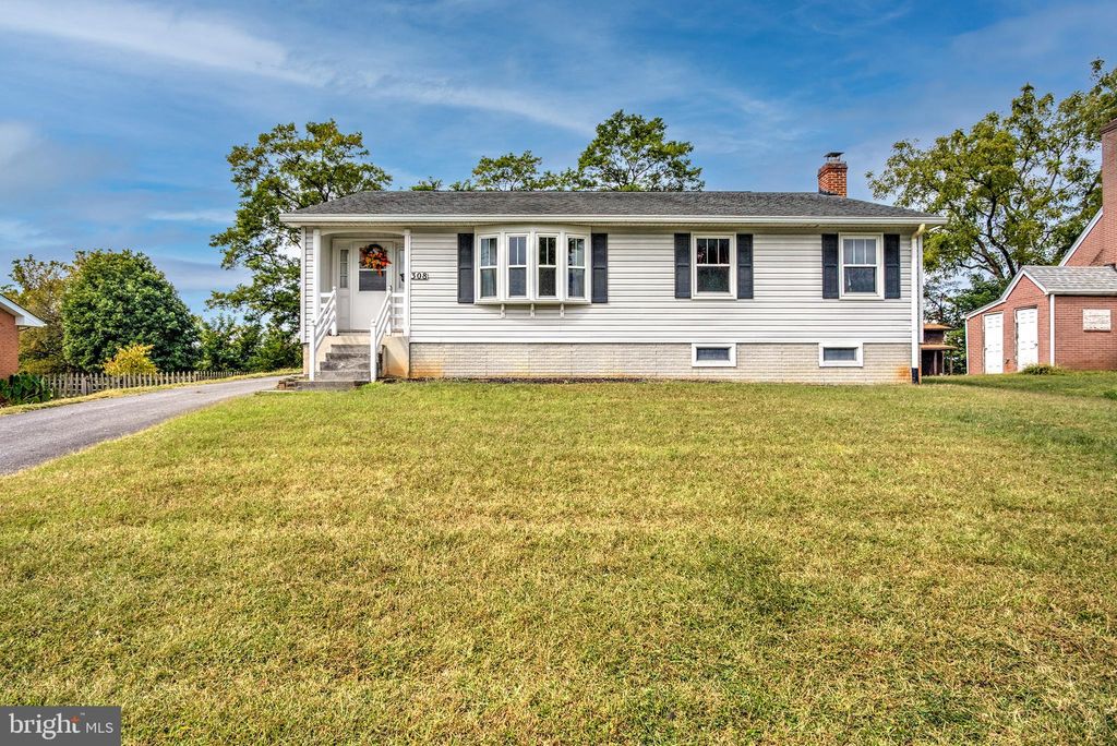 Photo of 308 Downing Street, FRONT ROYAL, VA 22630 (MLS # VAWR2012346)