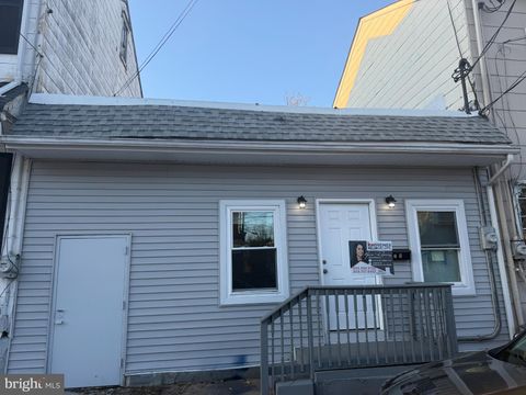 Townhouse For Sale - 28 Elm Street<br/> TRENTON, NJ 08611