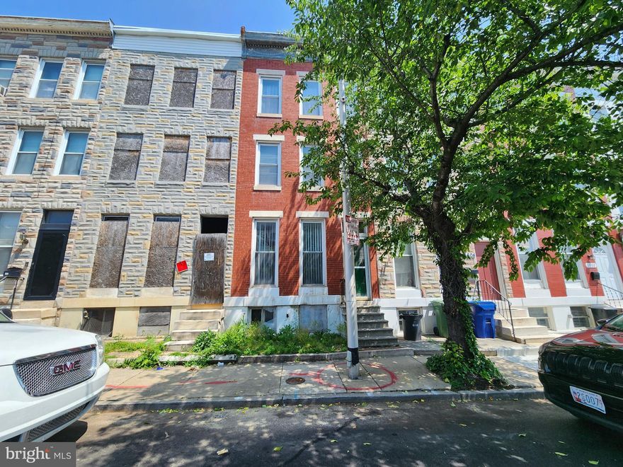 ONLINE AUCTION: Bidding begins 6/26/2025 @ 10:00 AM. Bidding ends 6/30/2025 @ 11:20 AM. List Price is Suggested Opening Bid. Deposit: $5,000. 3 Story Townhouse located in the Franklin Square area. JUST MINUTES to the Westside Shopping Center. Easy access to major traffic artery N Fulton Ave.