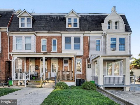 Photo of 292 W Cottage Place, YORK, PA 17401 (MLS # PAYK2092282)