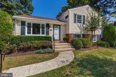 Photo of 3305 Glenway Drive, KENSINGTON, MD 20895 (MLS # MDMC2196012)