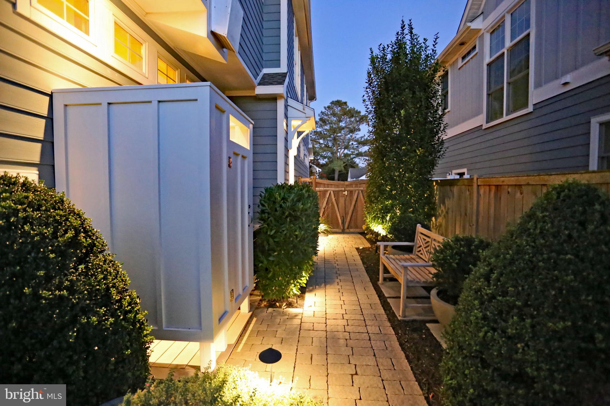 COUNTRY CLUB ESTATES - Residential