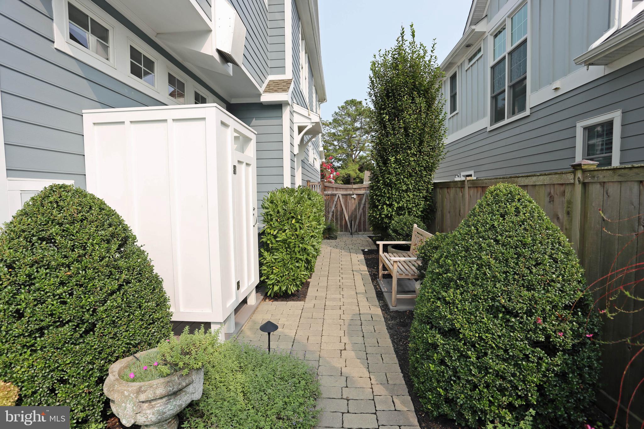 COUNTRY CLUB ESTATES - Residential