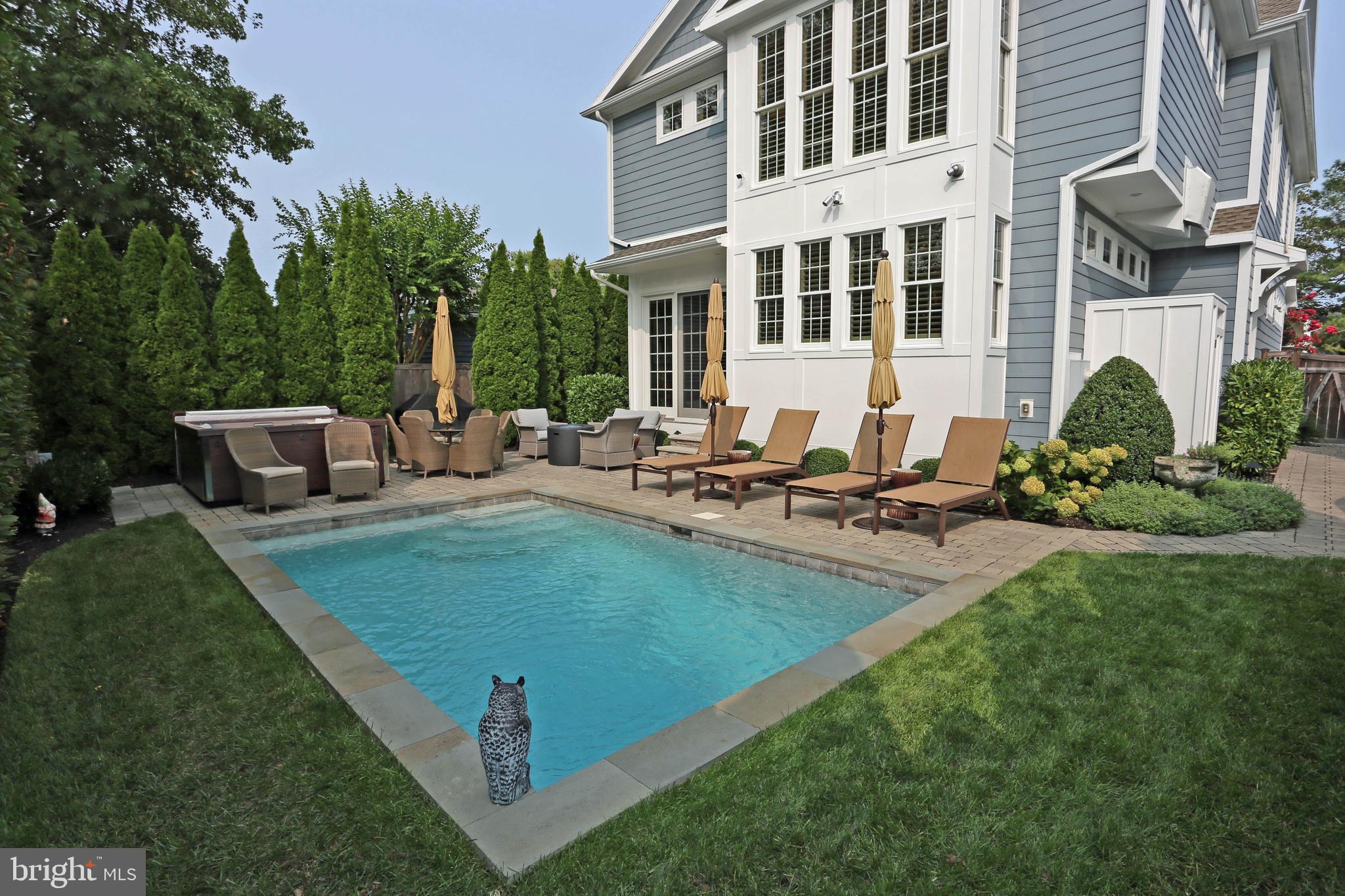 COUNTRY CLUB ESTATES - Residential