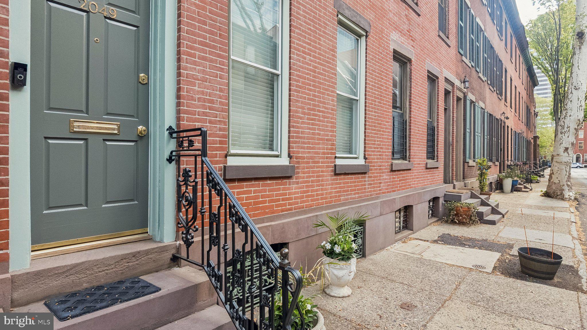 LOGAN SQUARE - Residential