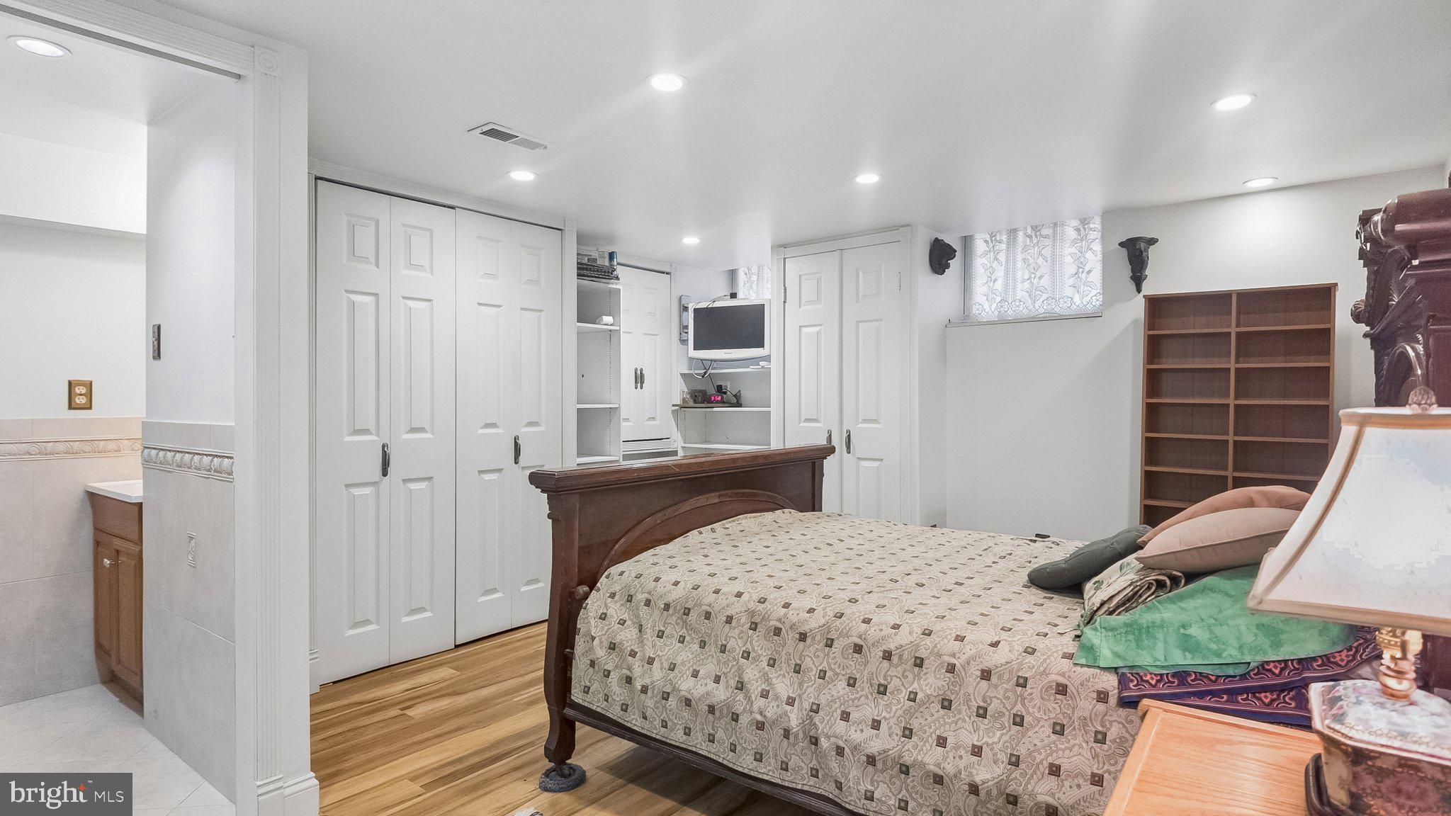 LOGAN SQUARE - Residential