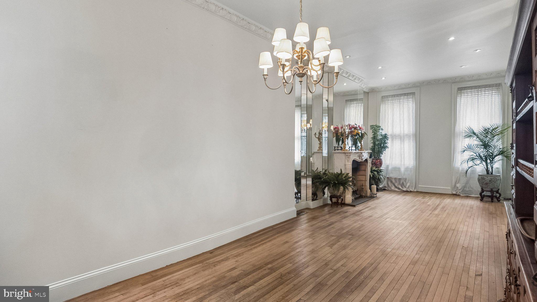 LOGAN SQUARE - Residential