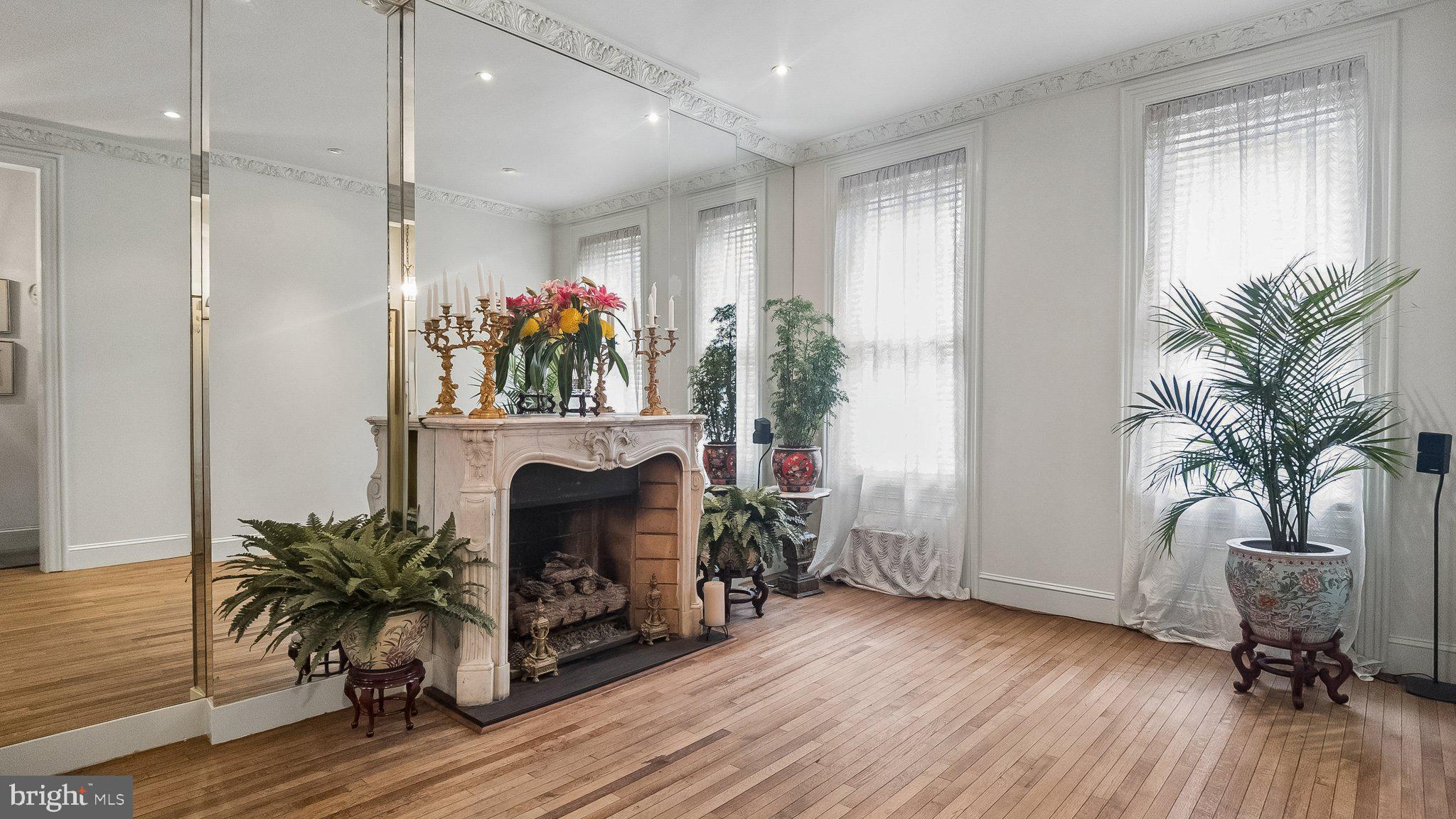 LOGAN SQUARE - Residential