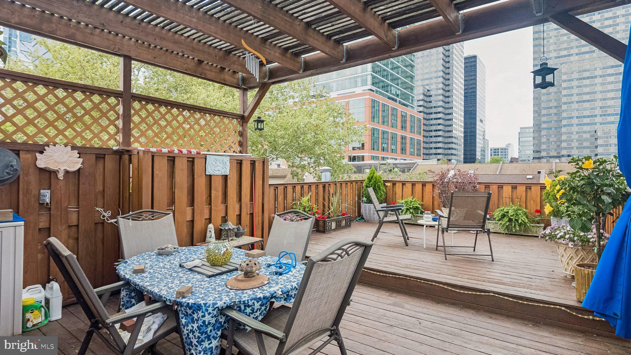 LOGAN SQUARE - Residential