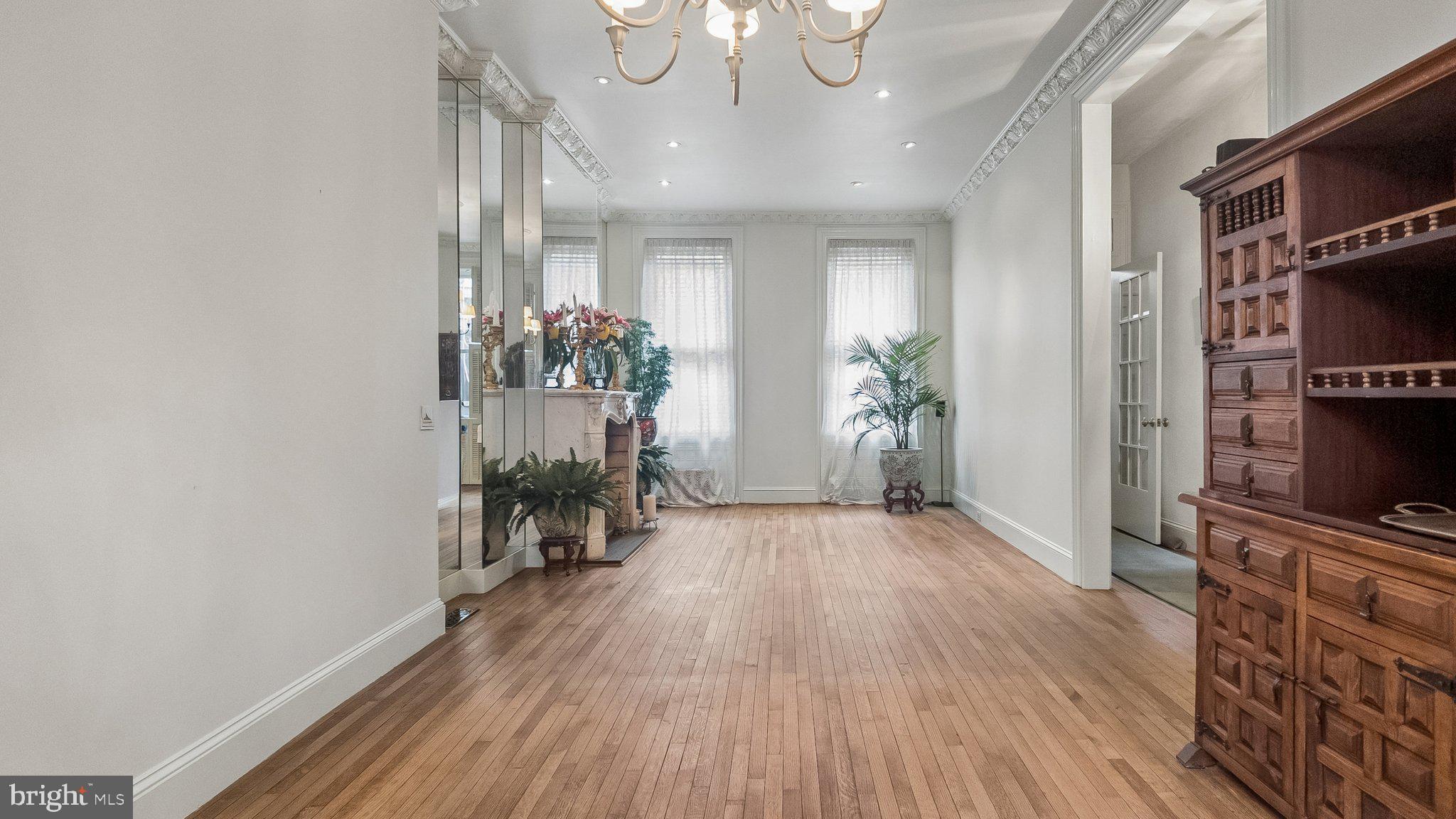 LOGAN SQUARE - Residential