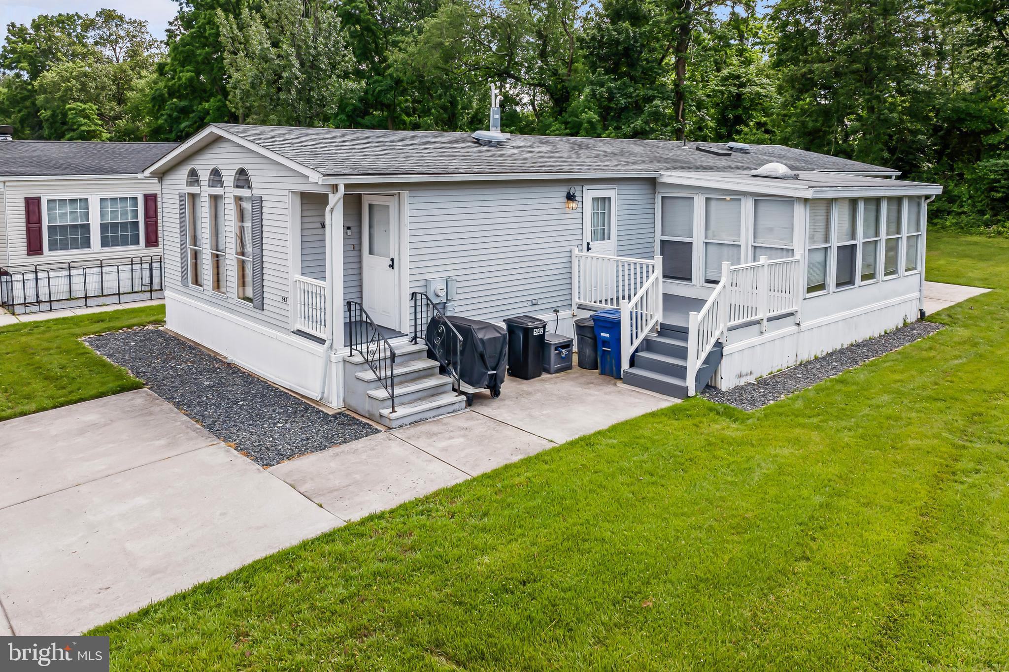 542 IVY COURT