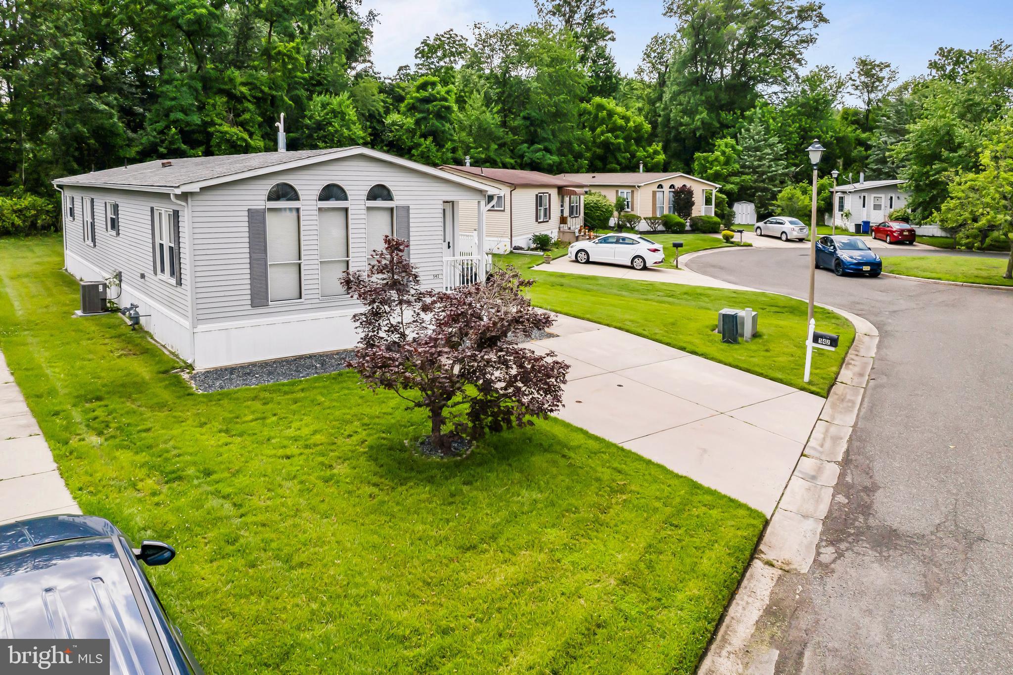 542 IVY COURT
