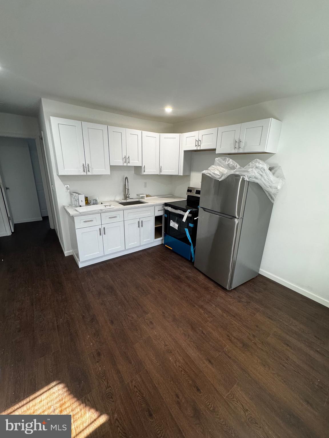 FRIDGE, STOVE, MICROWAVE & WASHER AND DRYER comes with unit.