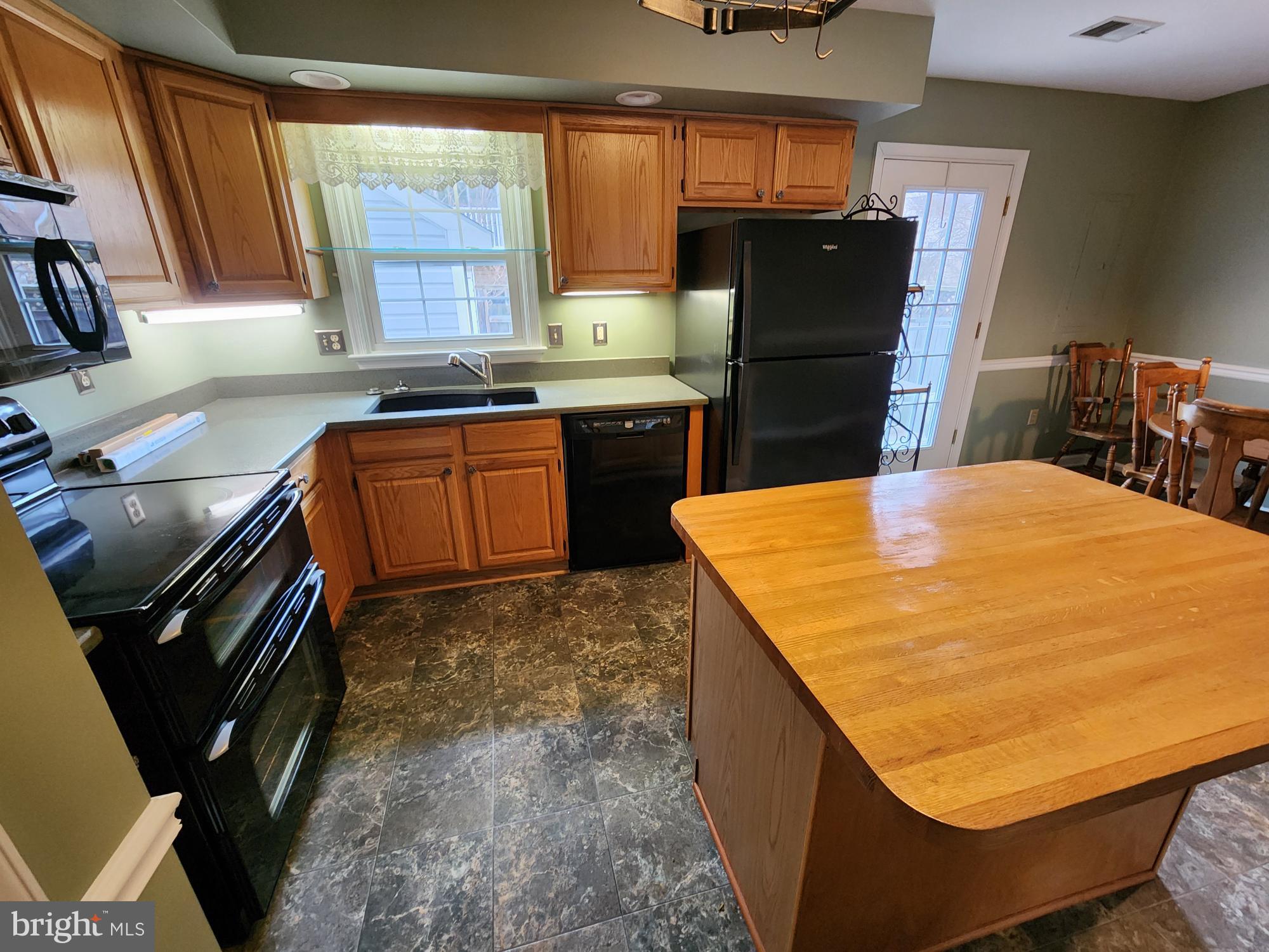 COLONIAL SQUARE - Residential