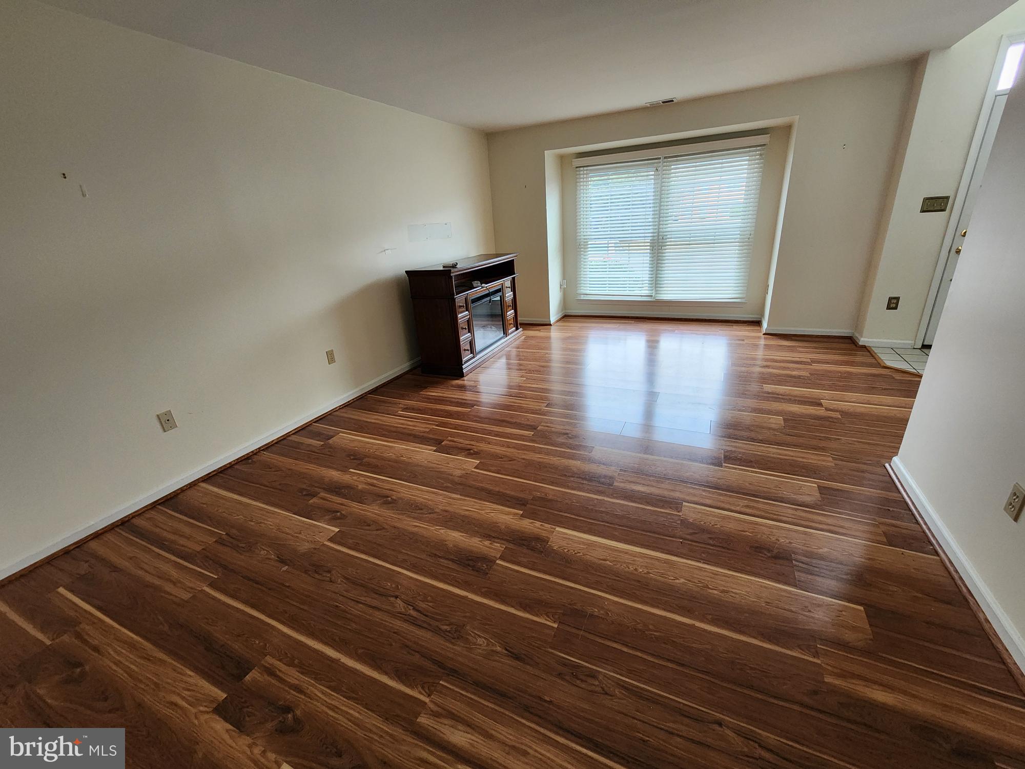 COLONIAL SQUARE - Residential