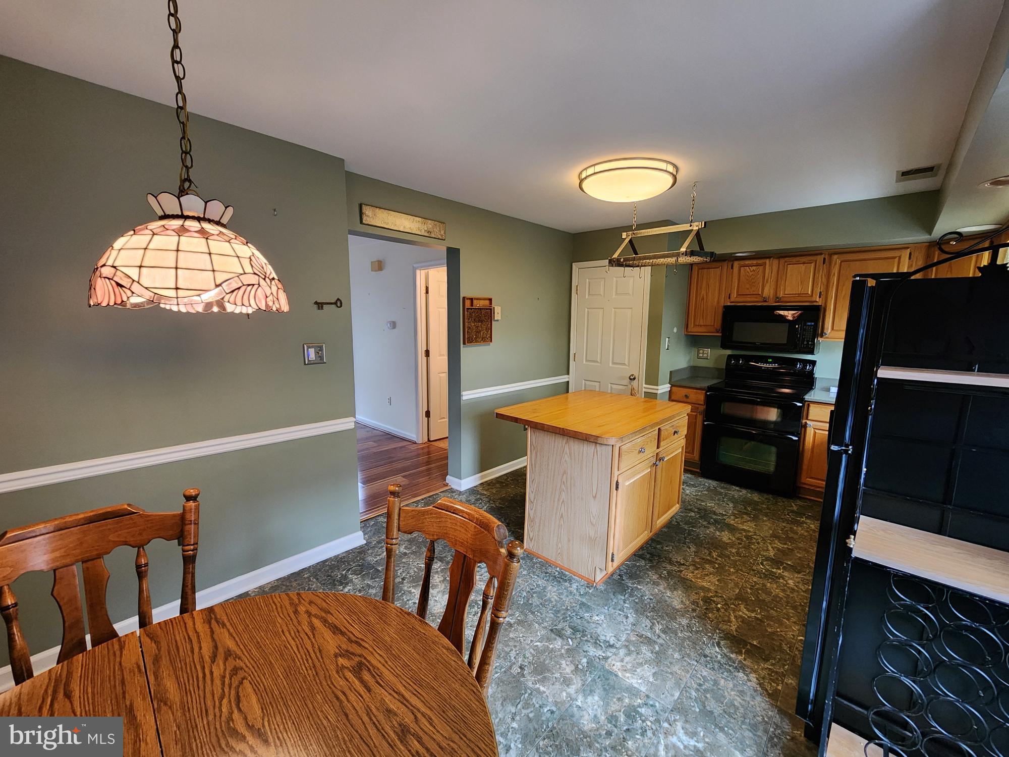 COLONIAL SQUARE - Residential