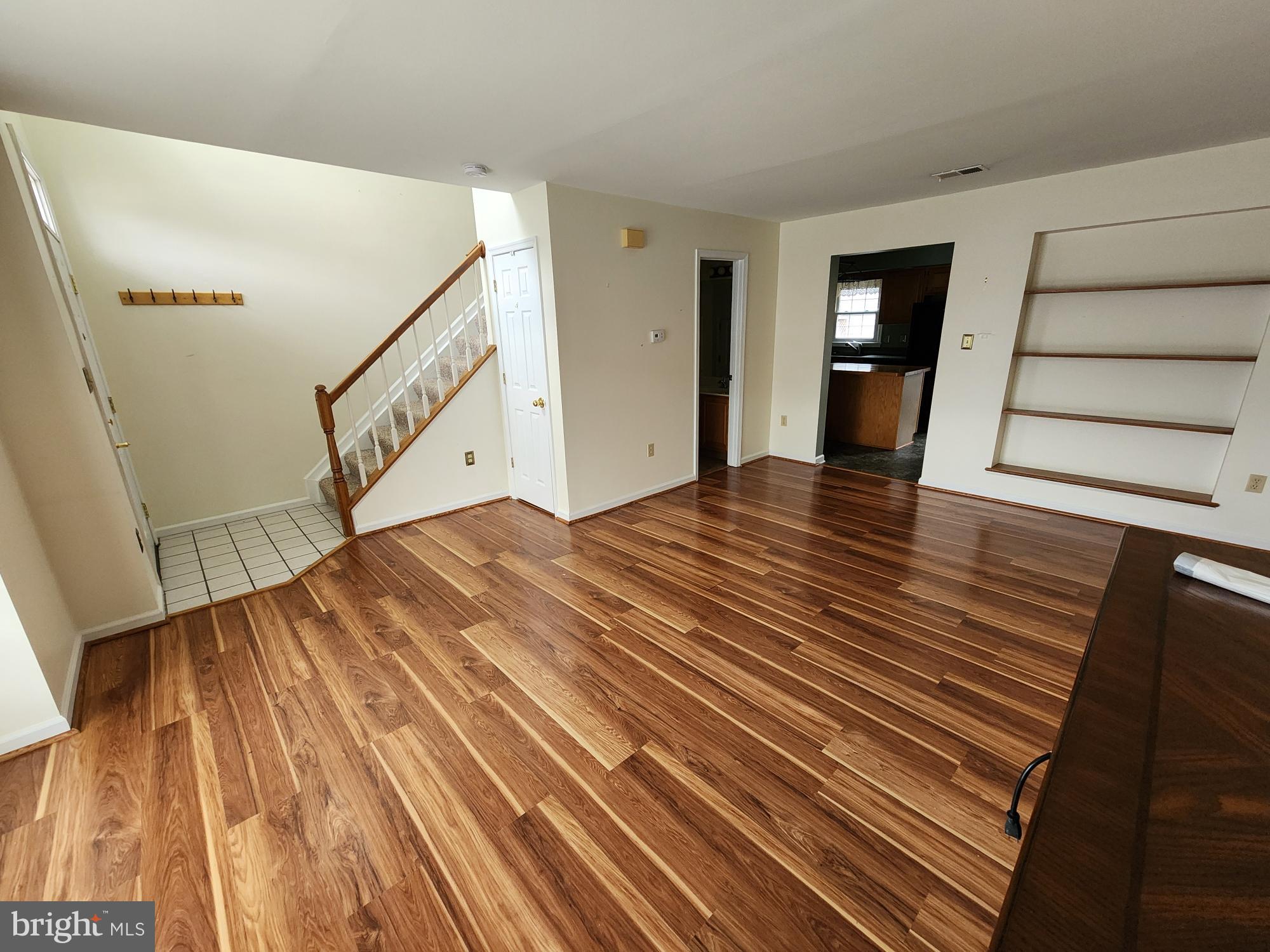 COLONIAL SQUARE - Residential