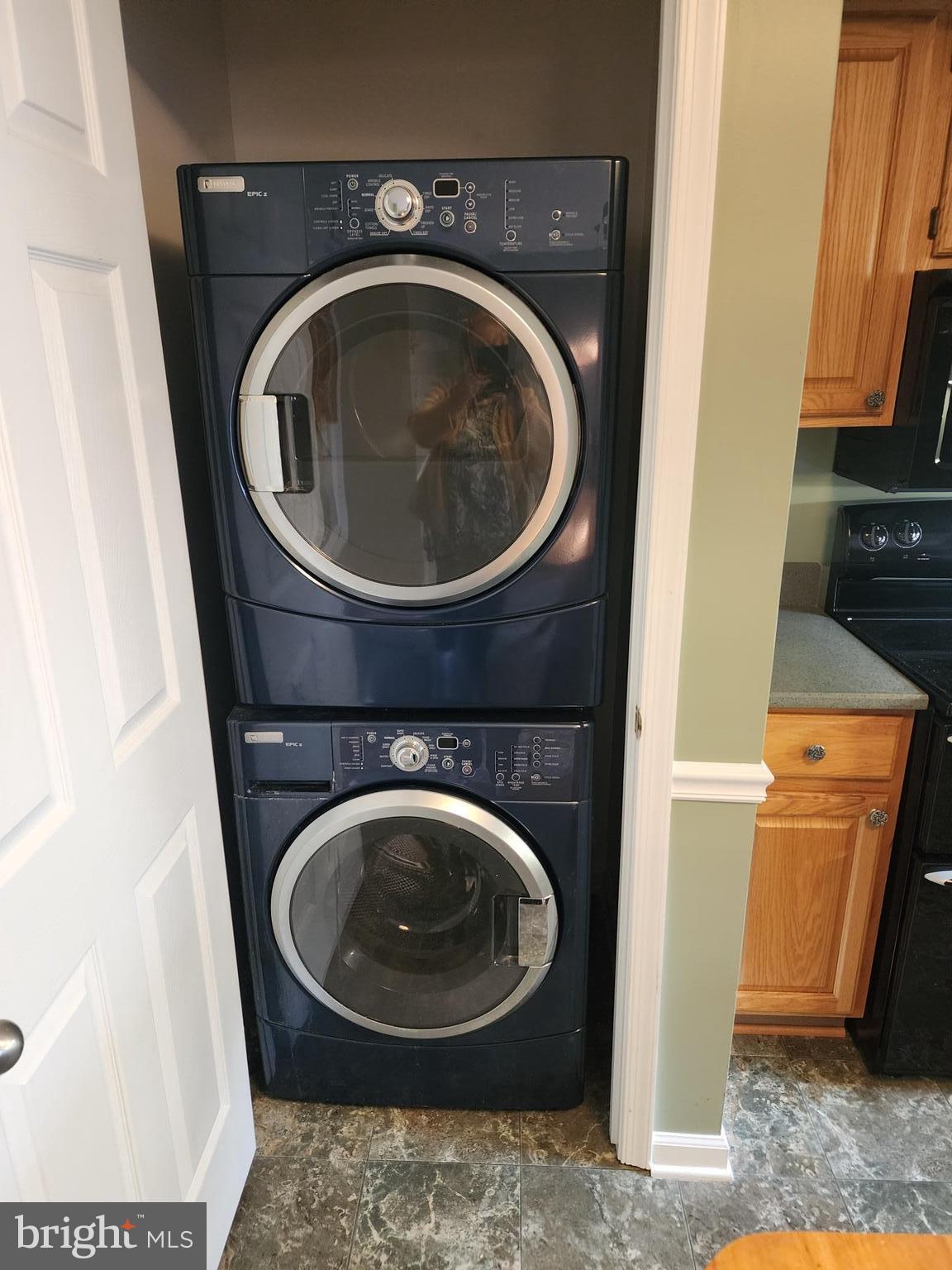 COLONIAL SQUARE - Residential