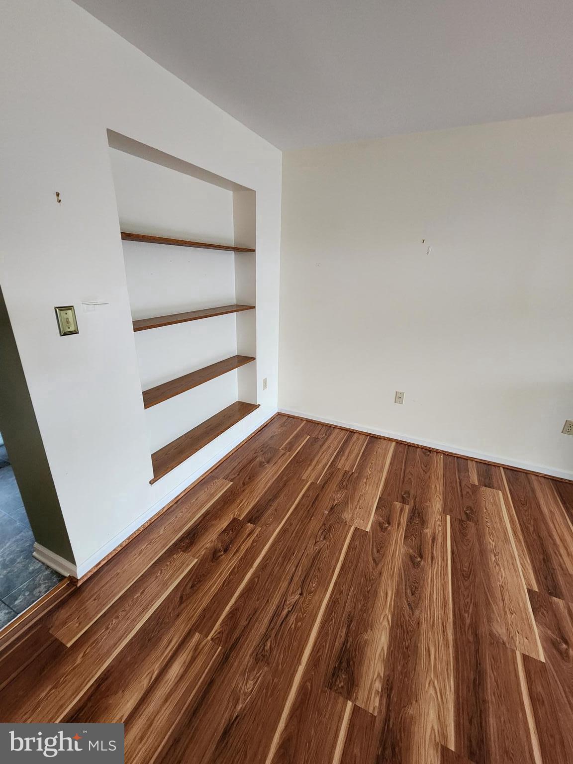 COLONIAL SQUARE - Residential