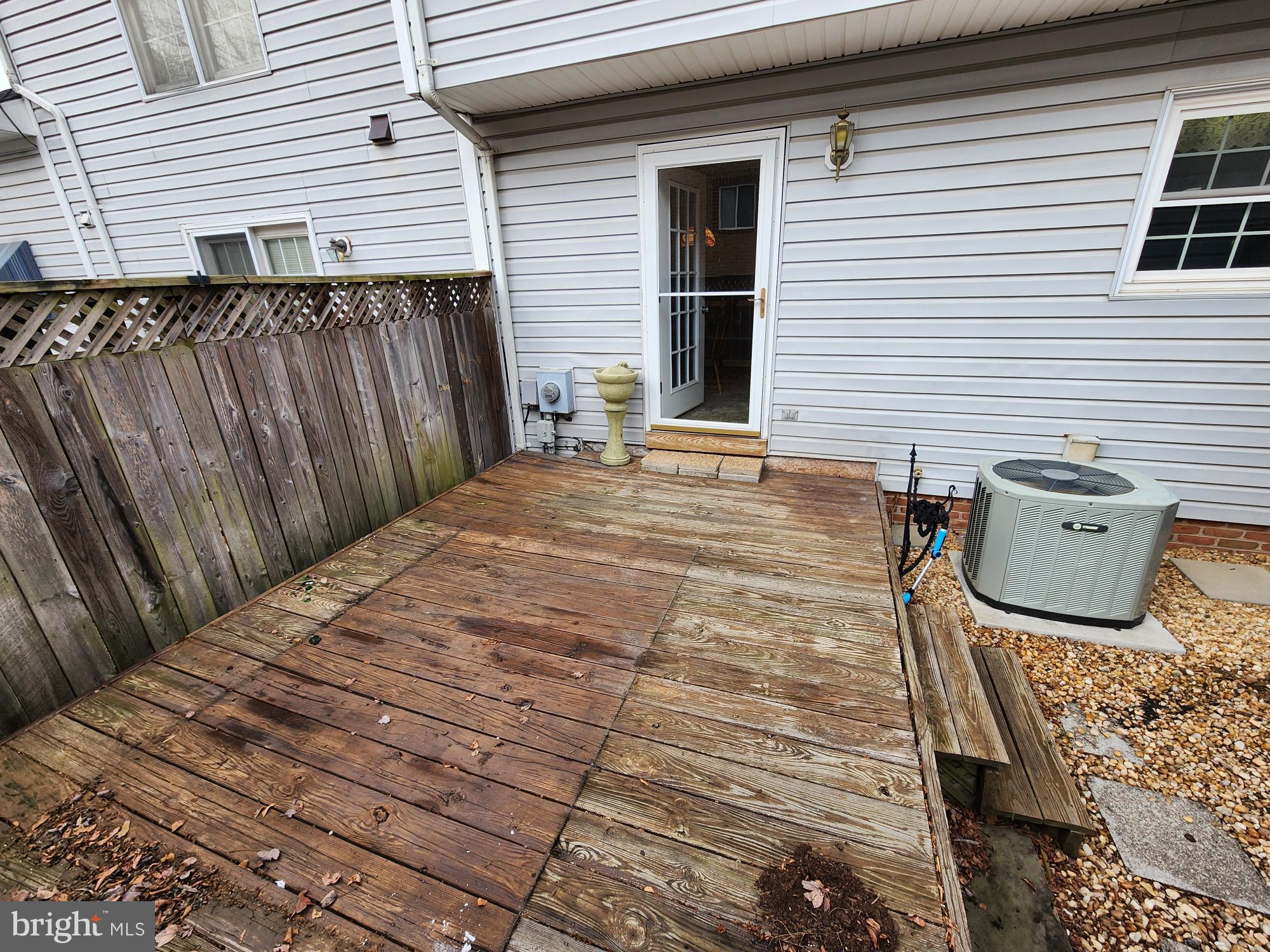 COLONIAL SQUARE - Residential