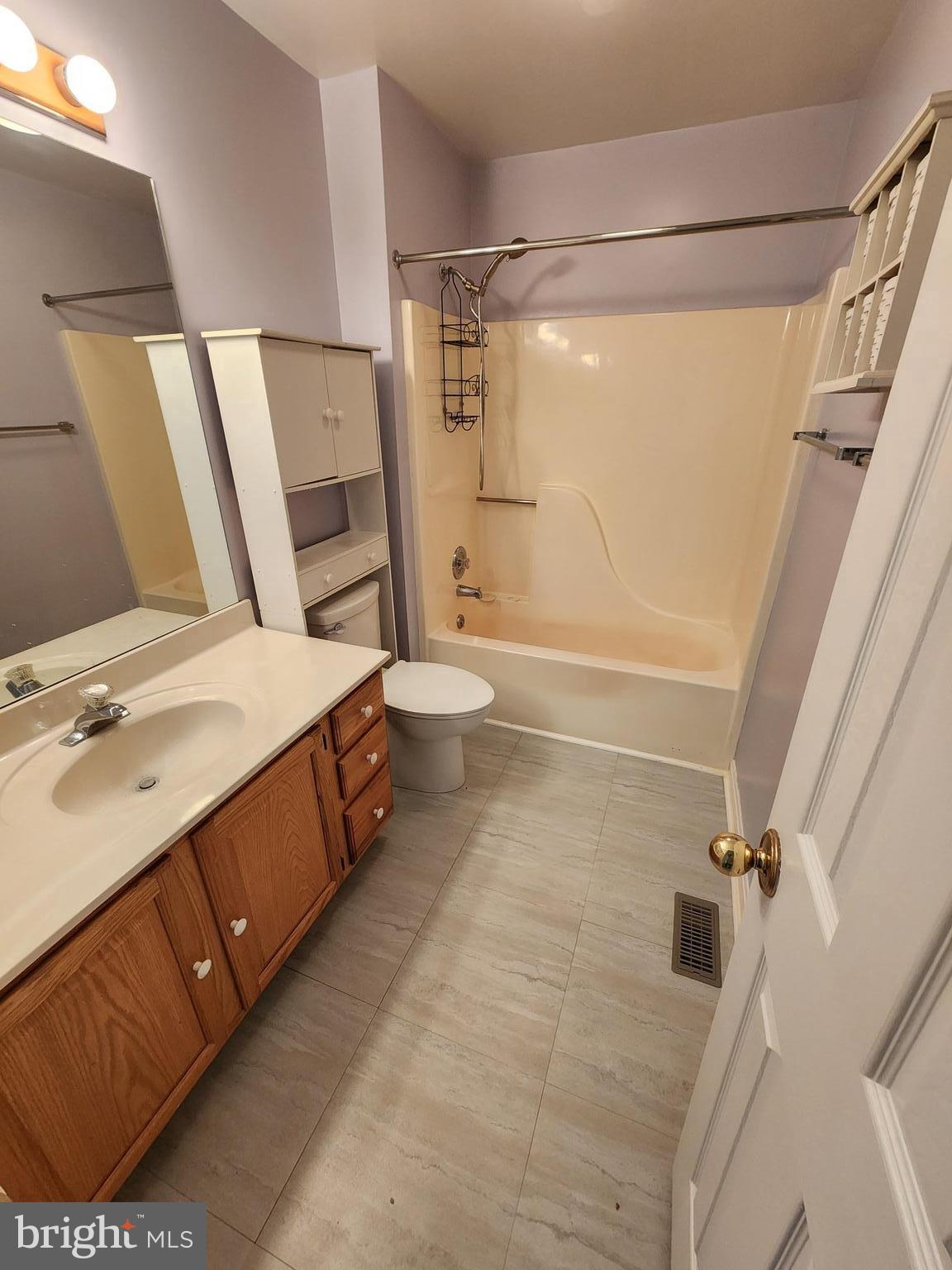 COLONIAL SQUARE - Residential