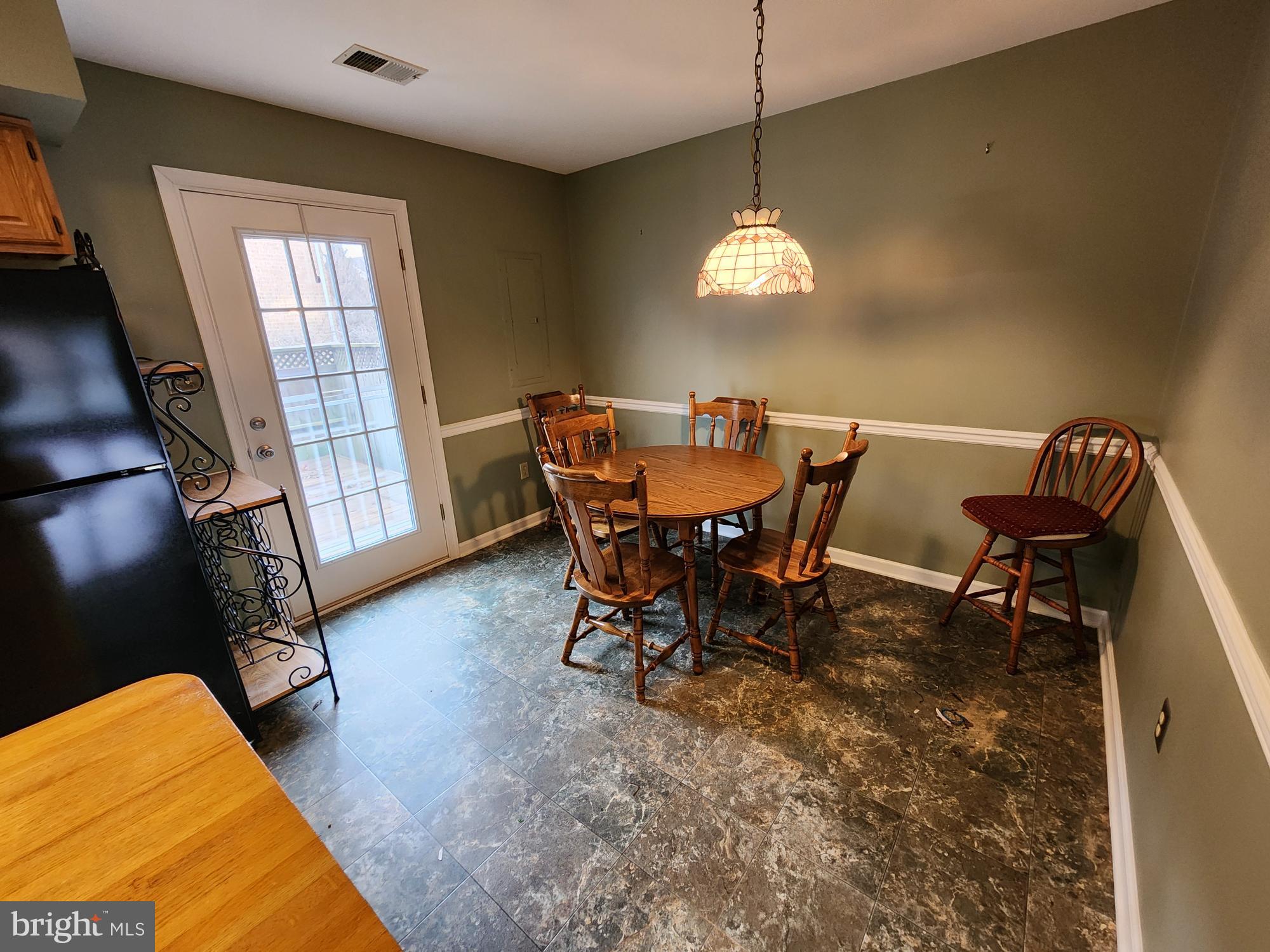 COLONIAL SQUARE - Residential