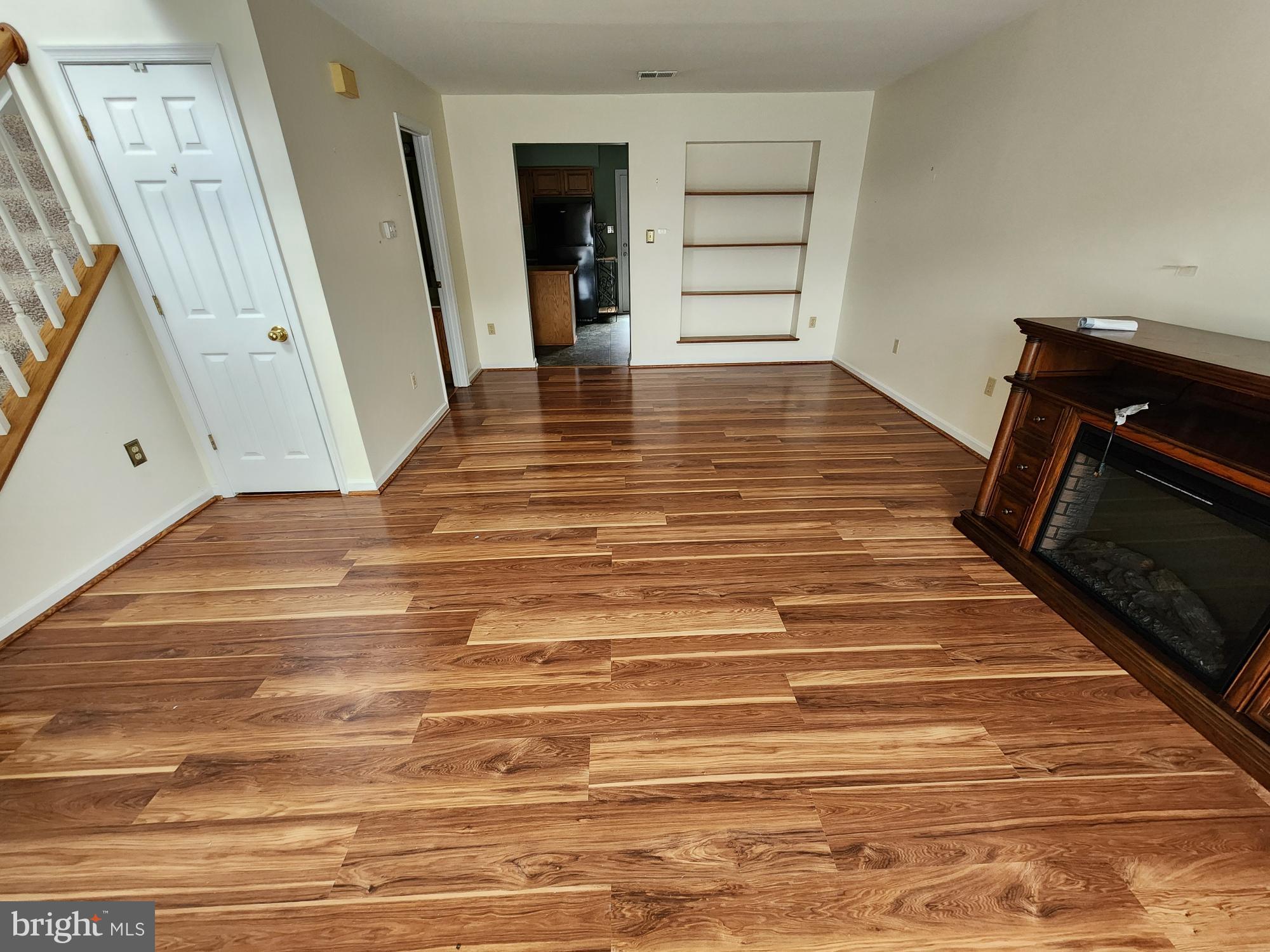 COLONIAL SQUARE - Residential