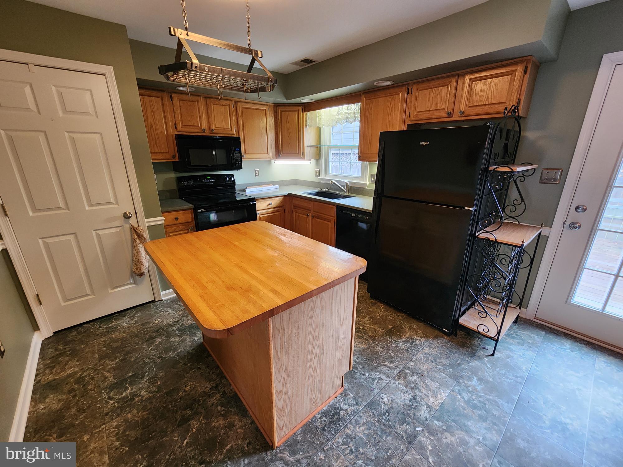 COLONIAL SQUARE - Residential