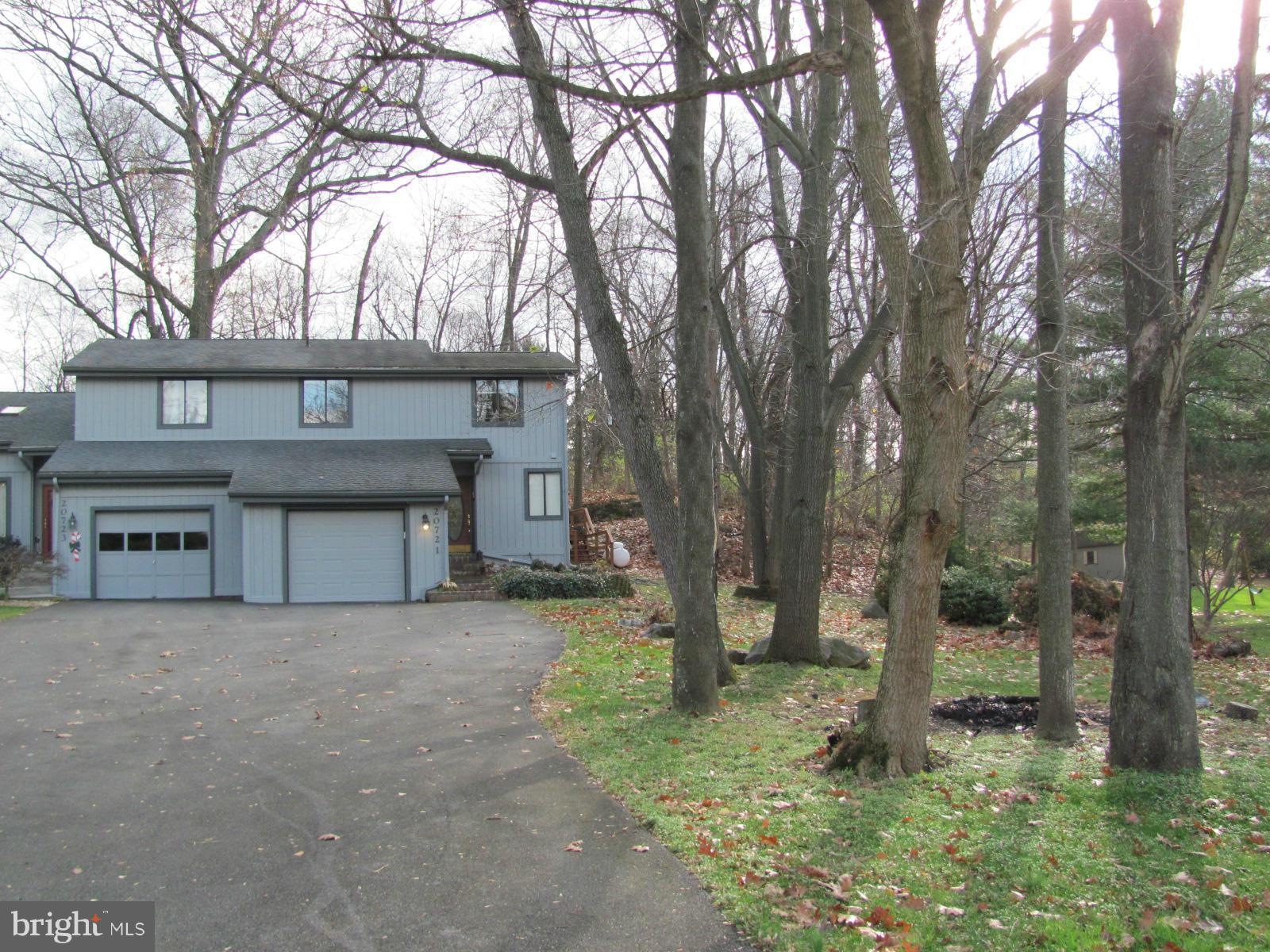NEWER SS Appl! NEWER Heat Pump - Plumbing (polybute replaced) - Recess Accent lighting! Brick paver walk bordered by landscape pond leads to your front door! Side/Rear Tiered Deck! Slate Foyer! Brazilian Cherry Flrs in Mstr BR! Vaulted DR Ceiling! Gas FPLC w/Marble surround! Conv to Meritus/Robinwood Medical Ctr, NEW RETAIL on Robinwood! Olde Towne Title Preferred for settlemnt, 10 yr roof