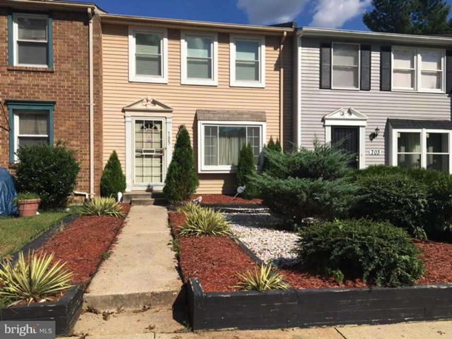Approved Short Sale!  3-Level Town home shows well. Great for 1st time home buyer or someone looking to scale down in size. Minutes to Metro, Redskins Stadium, and I-495.