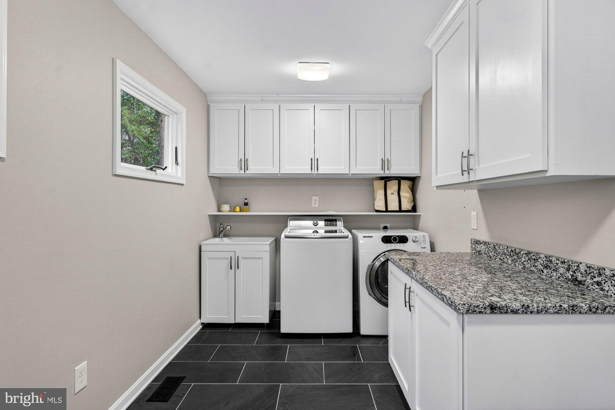 LEE MANOR - Residential