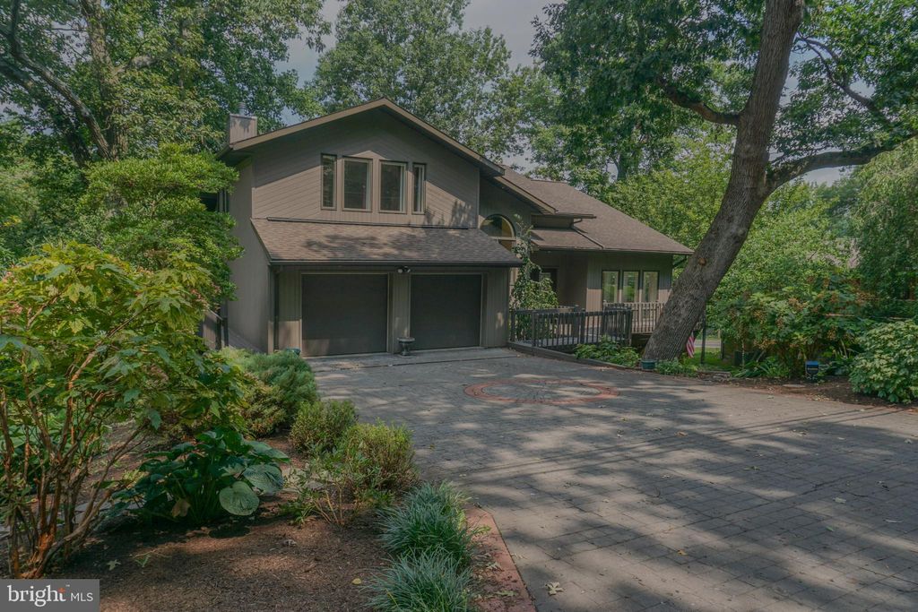 Photo of 137 E WOODS DR, LITITZ, PA 17543 (MLS # PALA2038724)