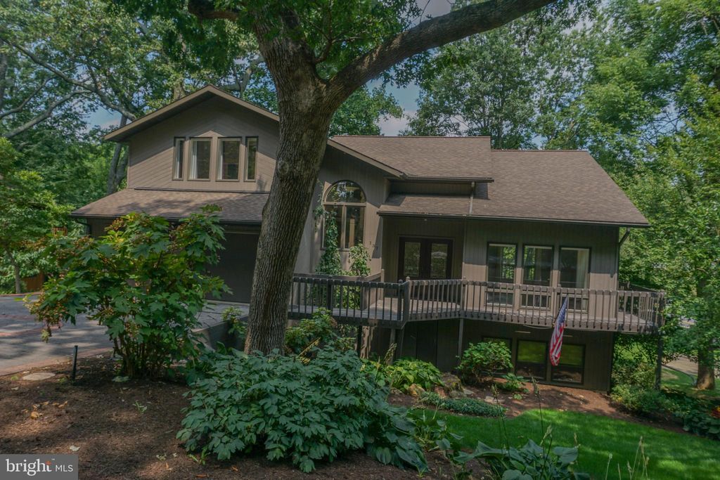 Photo of 137 E WOODS DR, LITITZ, PA 17543 (MLS # PALA2038724)