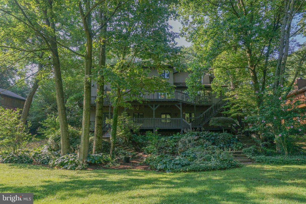 Photo of 137 E WOODS DR, LITITZ, PA 17543 (MLS # PALA2038724)