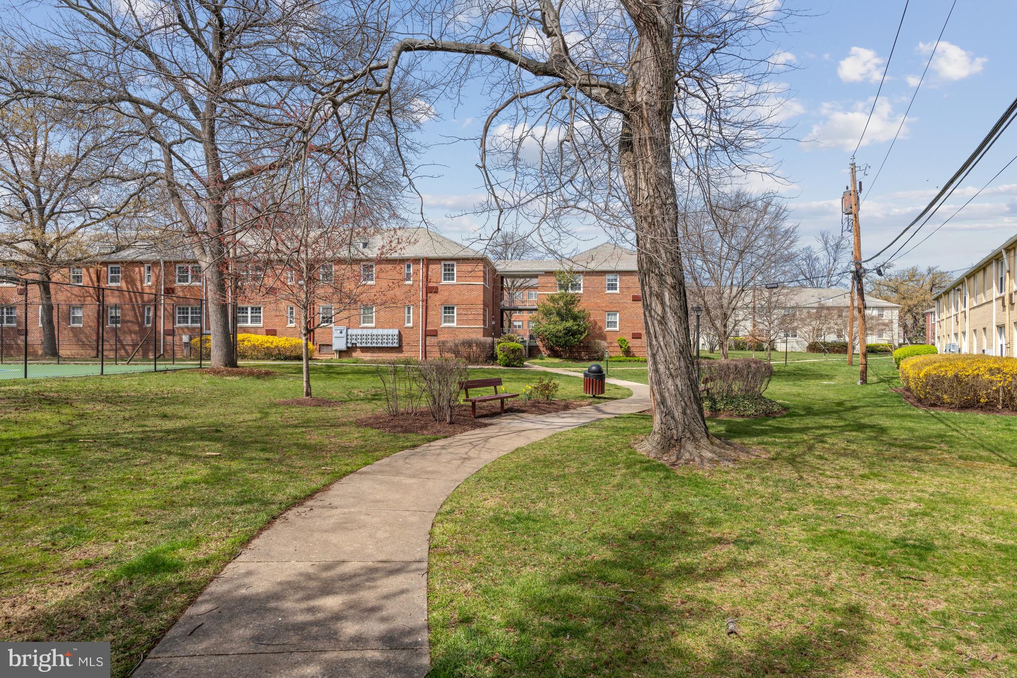 ARLINGTON OAKS - Residential Lease