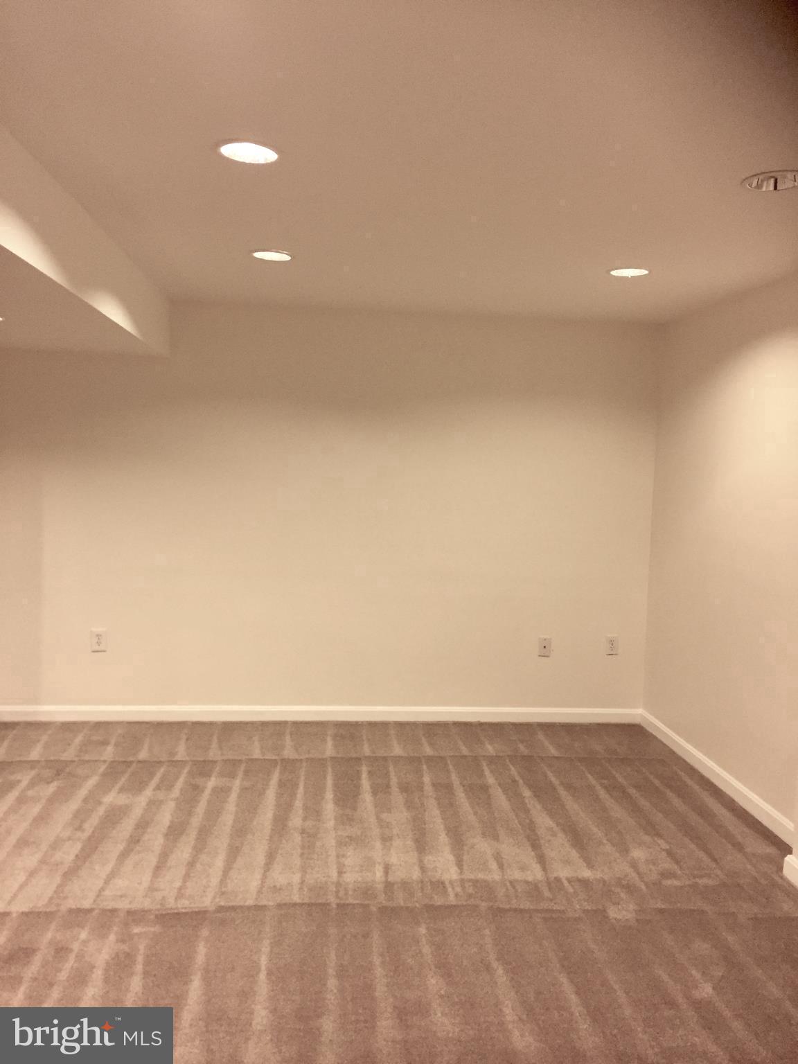 KINGS SQUARE - Residential Lease