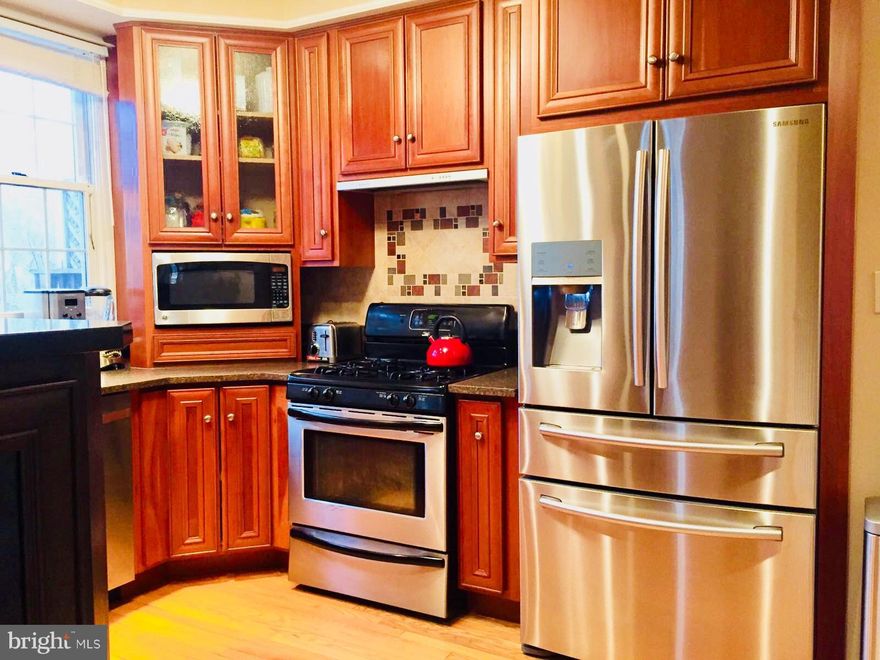 Beautiful end Unit Townhouse, Private Back Lot which back to woods. Shows like brand new. New Metro and all amenities, Excellent location with all options. This will not last long. Bring all offers. You will not find this clean unit in whole neighborhood. Owner moving out of state.