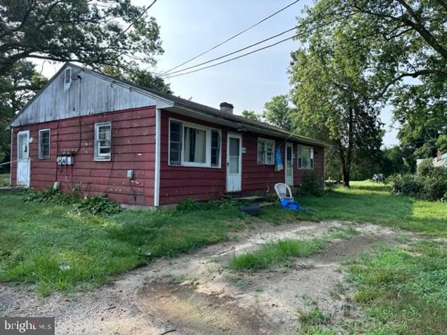 Investors opportunity, Trappe Duplex. Each unit has 2 bed rooms and 1 bath. Home is in need of total remodel, but a great opportunity to the right individual. Enter at your own risk.