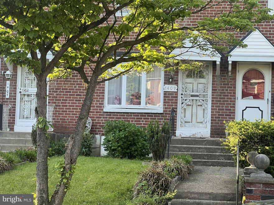 Great for a first-time homebuyer or a seasoned investor in Norris Park.  Original 3 bedroom changed to 2 bedrooms with large main bedroom and extra closet space.