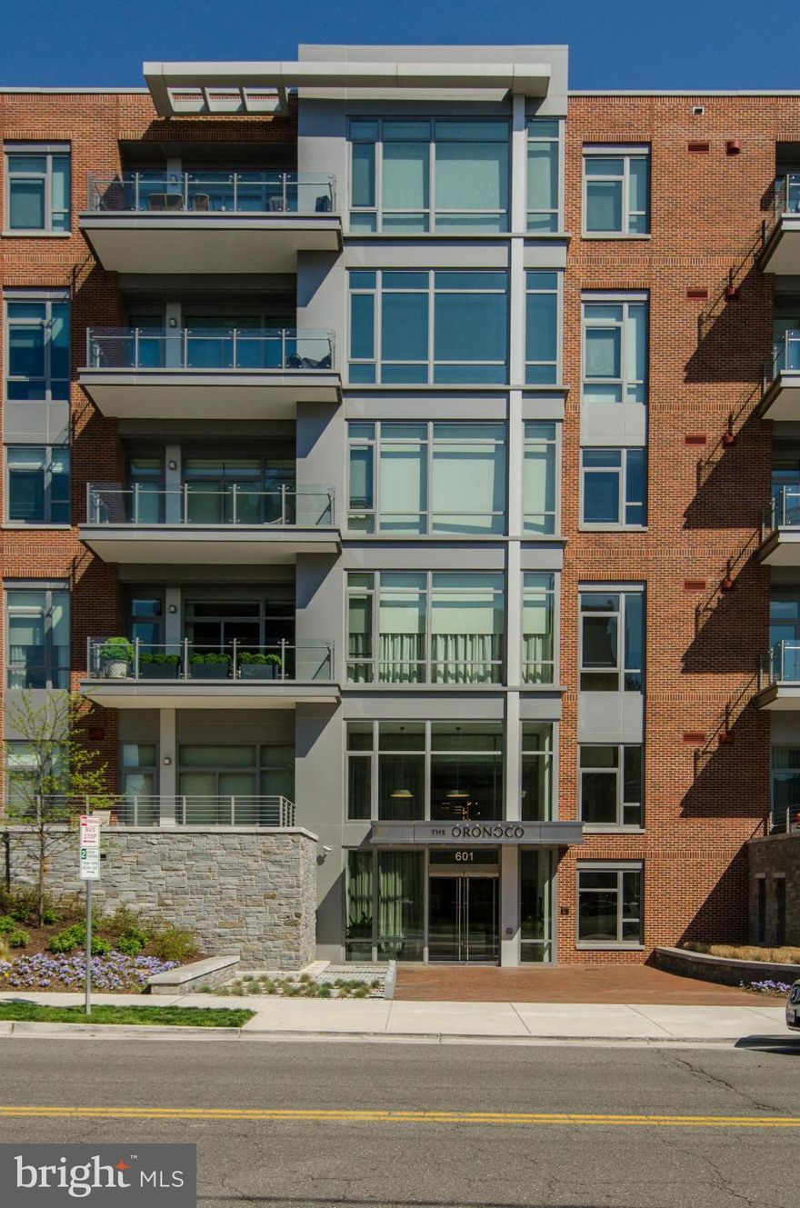 Fabulous luxury condo in iconic Oronoco building w/ west exposure, a stone's throw from Potomac River & Old Town Shopping & Dining!Fantastic open floorplan w/ 10'+ ceilings,quality finishes,fabulous Kitchen,&Master suite; invites comfortable living & elegant entertaining! Large balcony for summer BBQ! Fitness center,kids playroom,dog washing station,outdoor pool,concierge,surrounded by greenery!