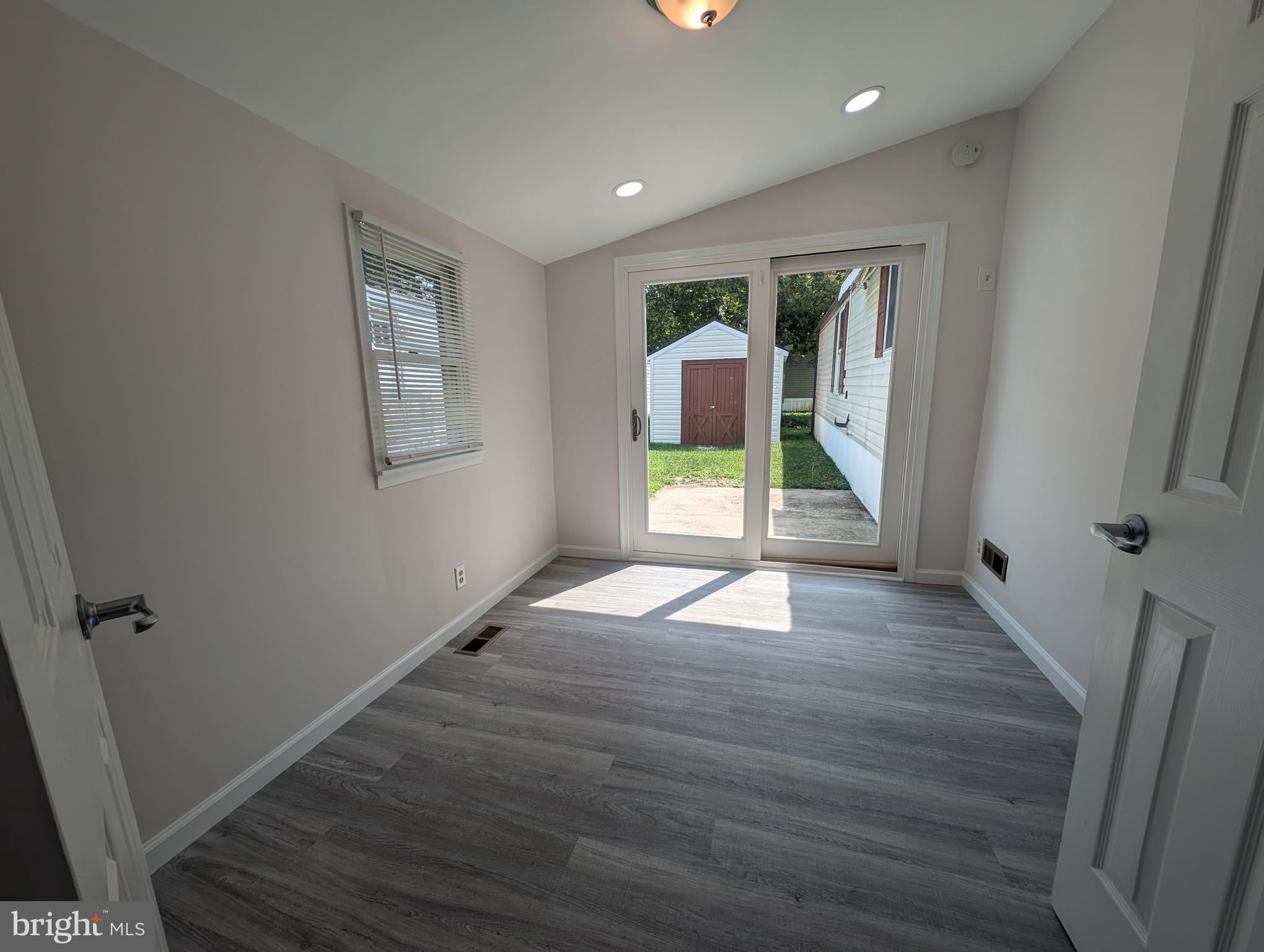 Single wide mobile home with a great open layout! 3 bedroom home at an affordable price! Come check out this home on a good lot!!!
Lot rent-$805/month
Income requirement-$3k+/month