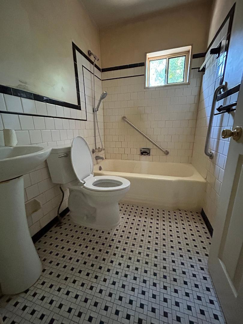 CATONSVILLE MANOR - Residential