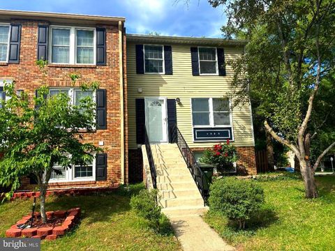 Photo of 5935 Spruce Run Court, CENTREVILLE, VA 20121 (MLS # VAFX2316634)