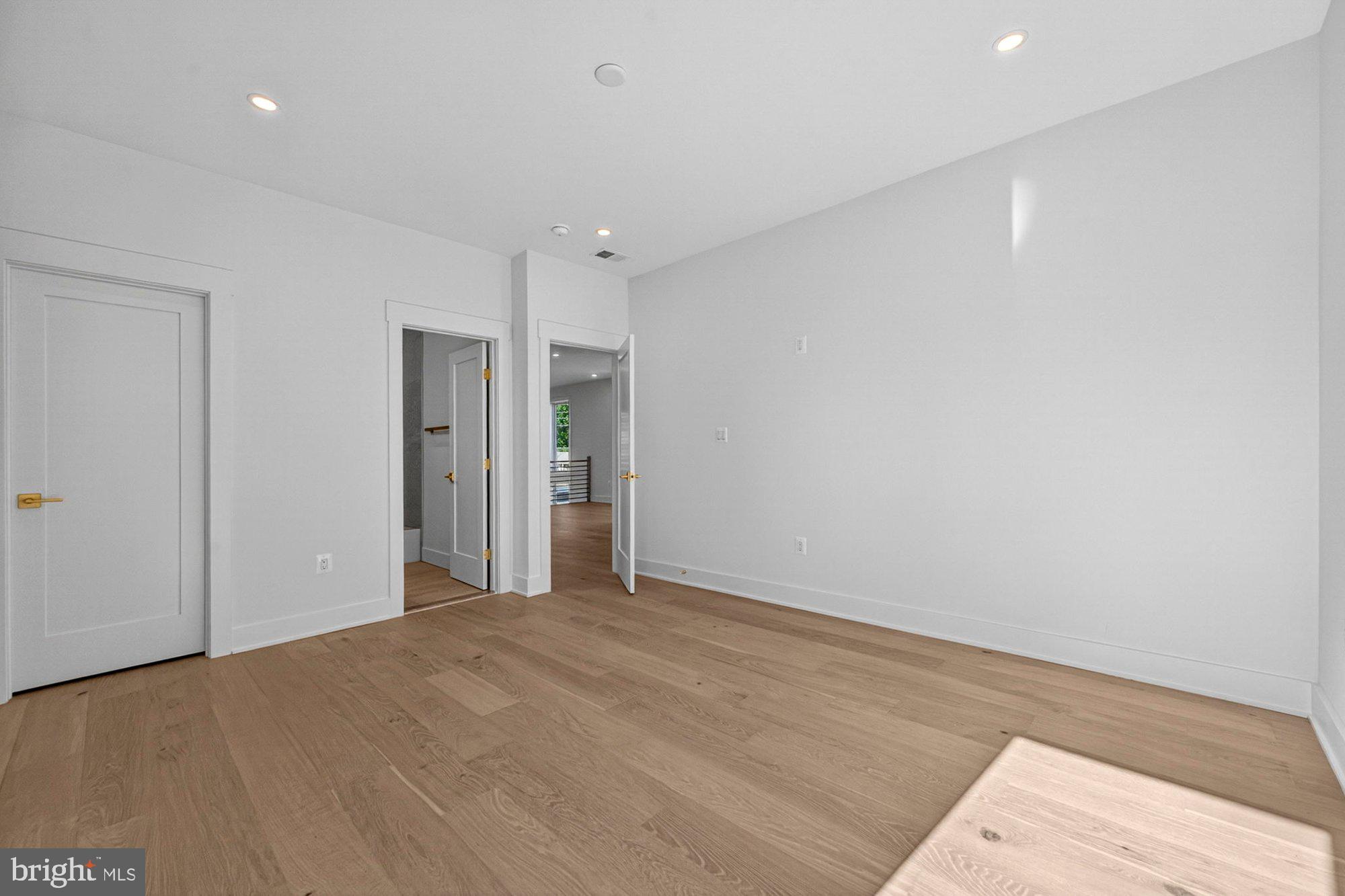 VIENNA WOODS - Residential