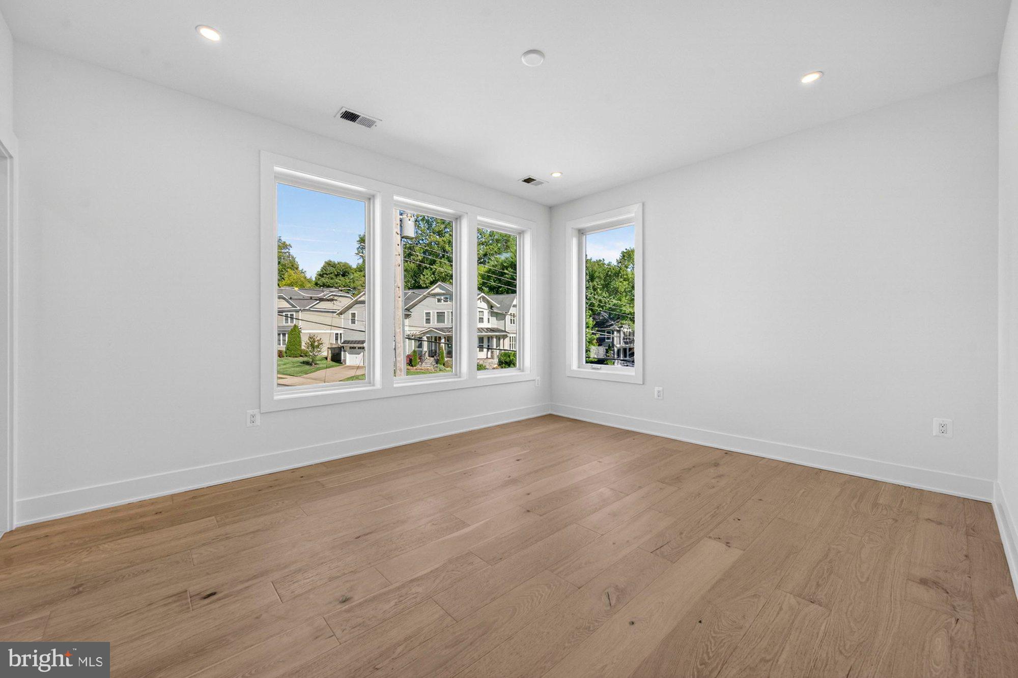 VIENNA WOODS - Residential