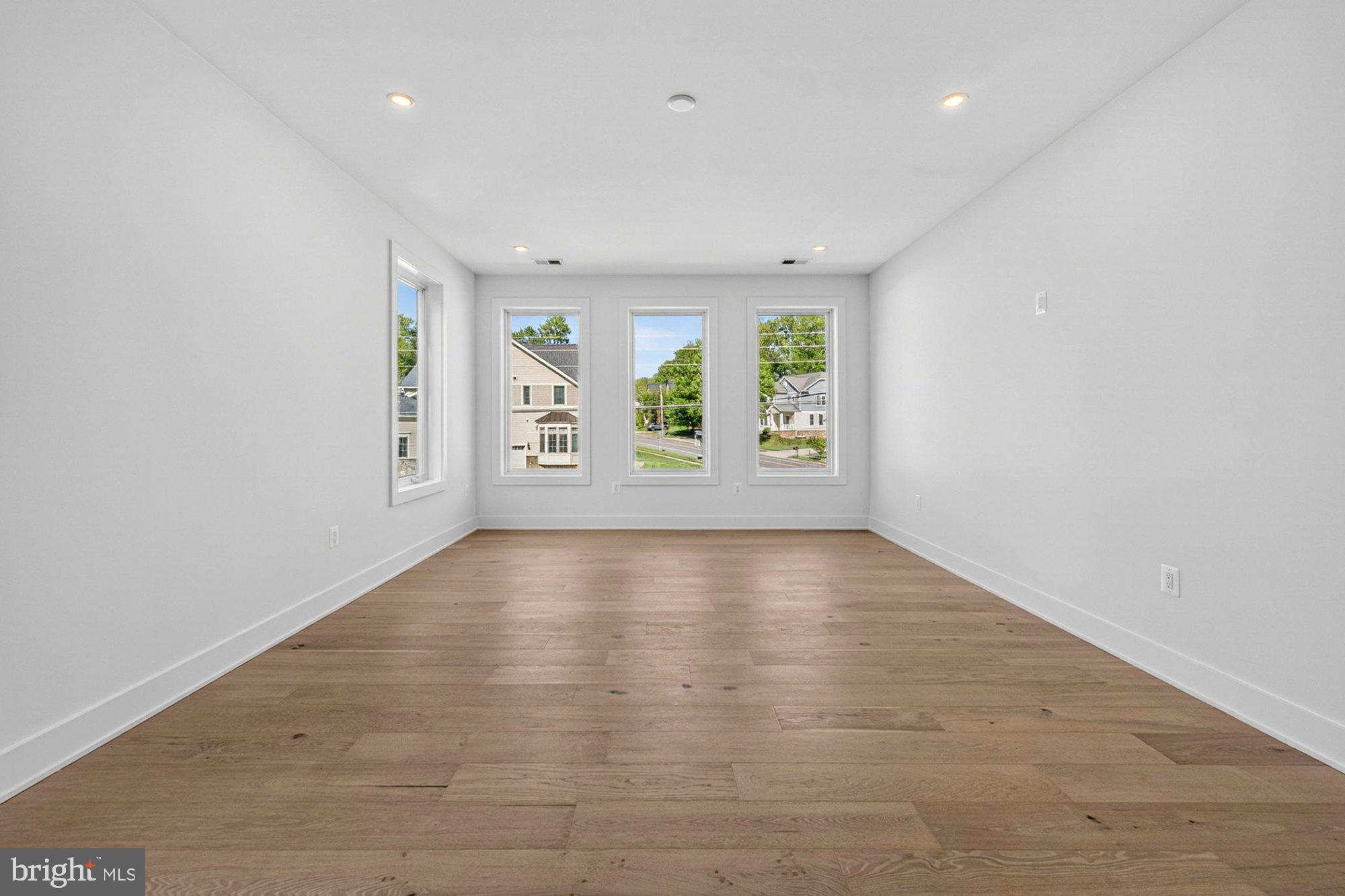 VIENNA WOODS - Residential
