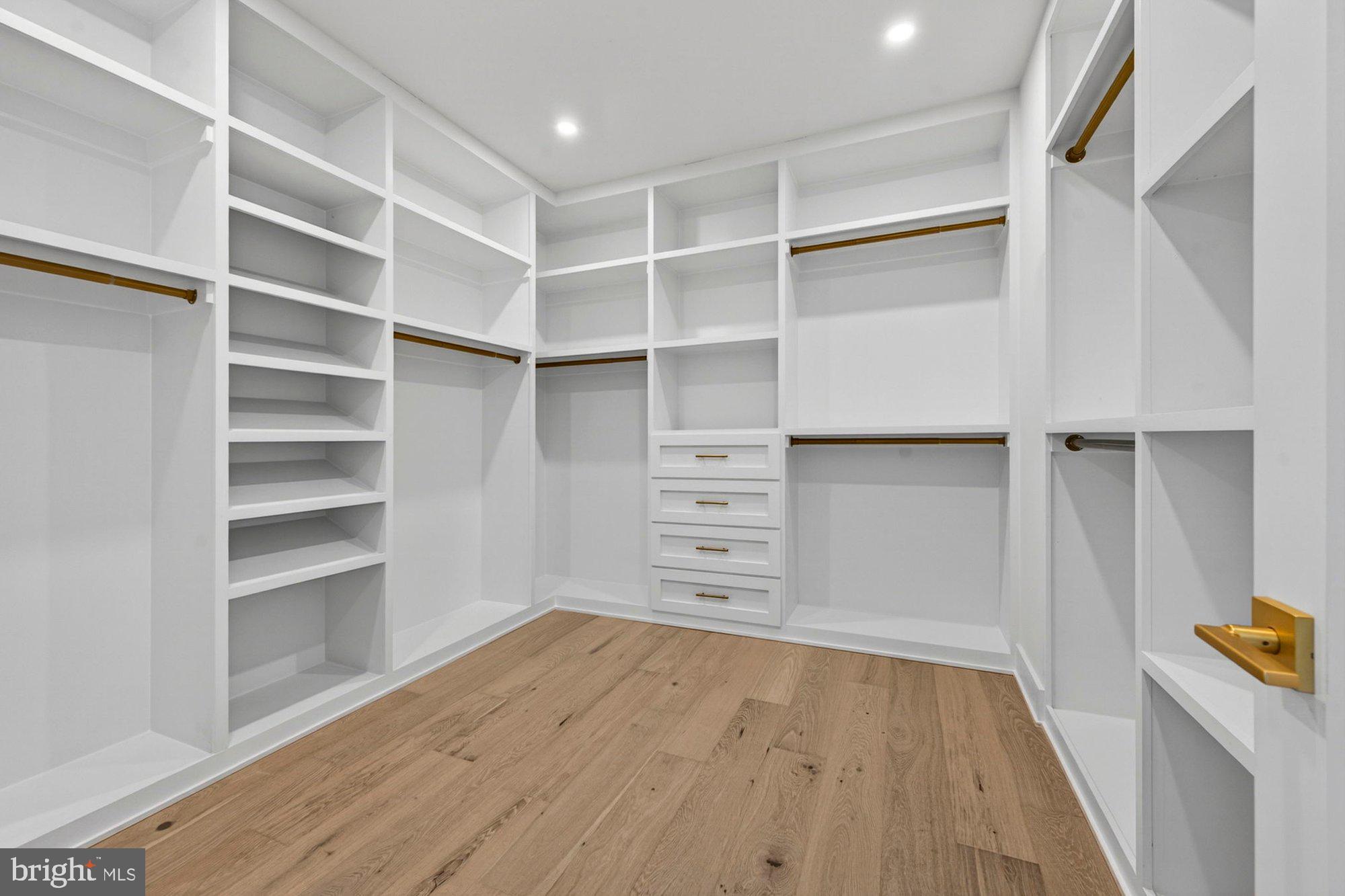 VIENNA WOODS - Residential